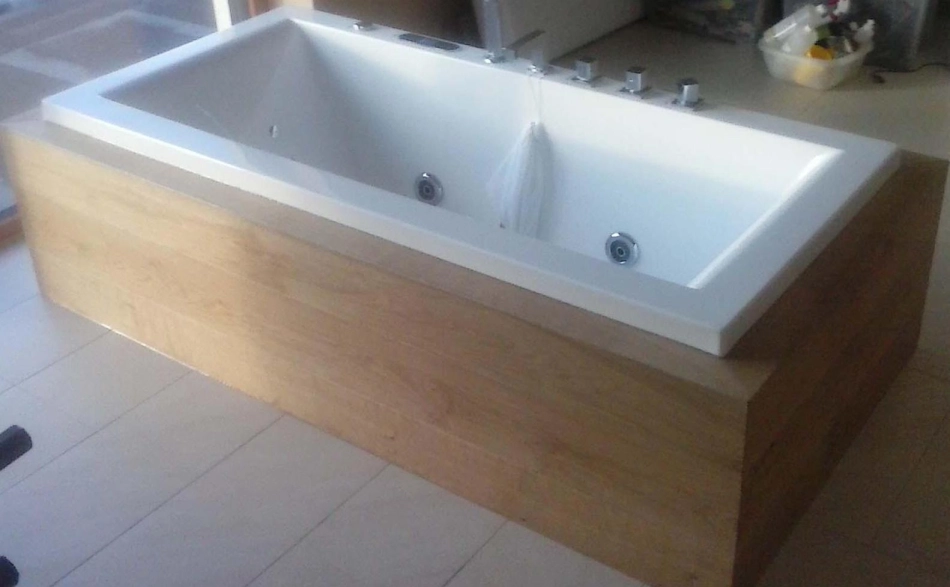 Badewanne Holz-verkleidet