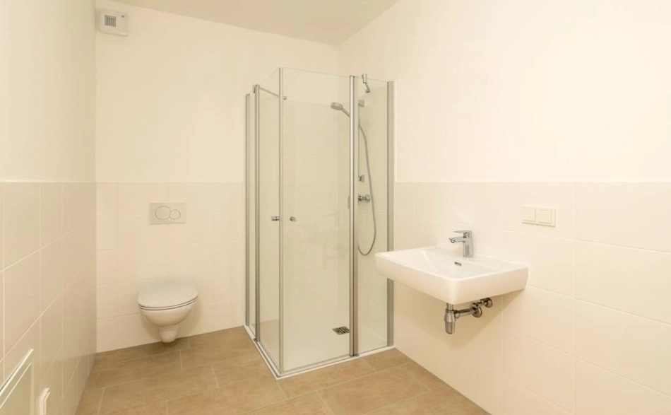 Badezimmer mit Dusche, Waschbecken und Toilette, Wohnanlage Janzgasse.