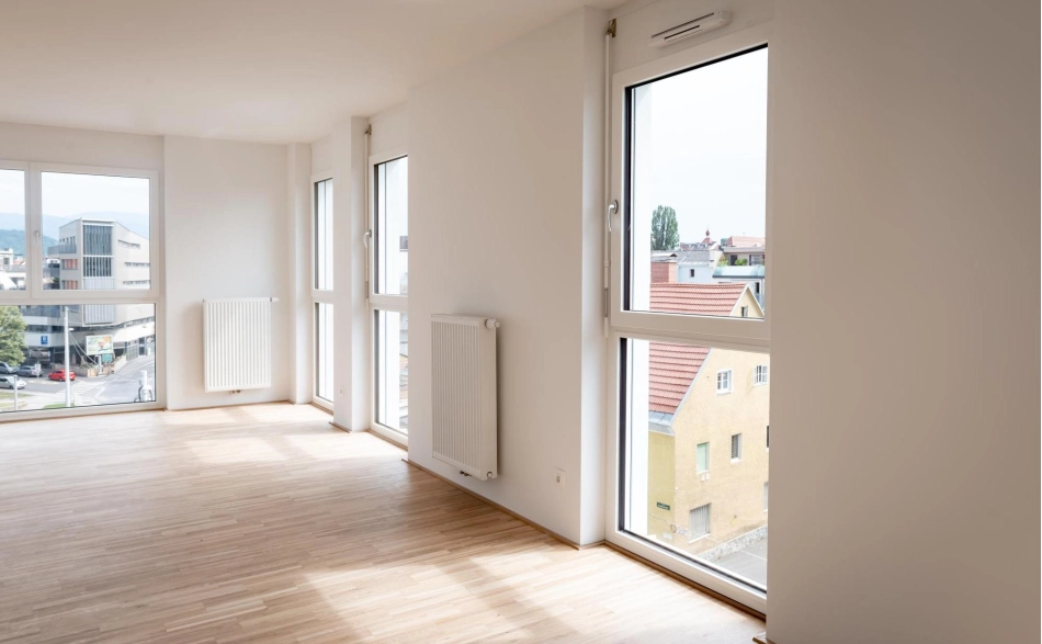 Heller Raum mit vier bodentiefen Fenstern und zwei Heizkörpern, Karlauerstraße.