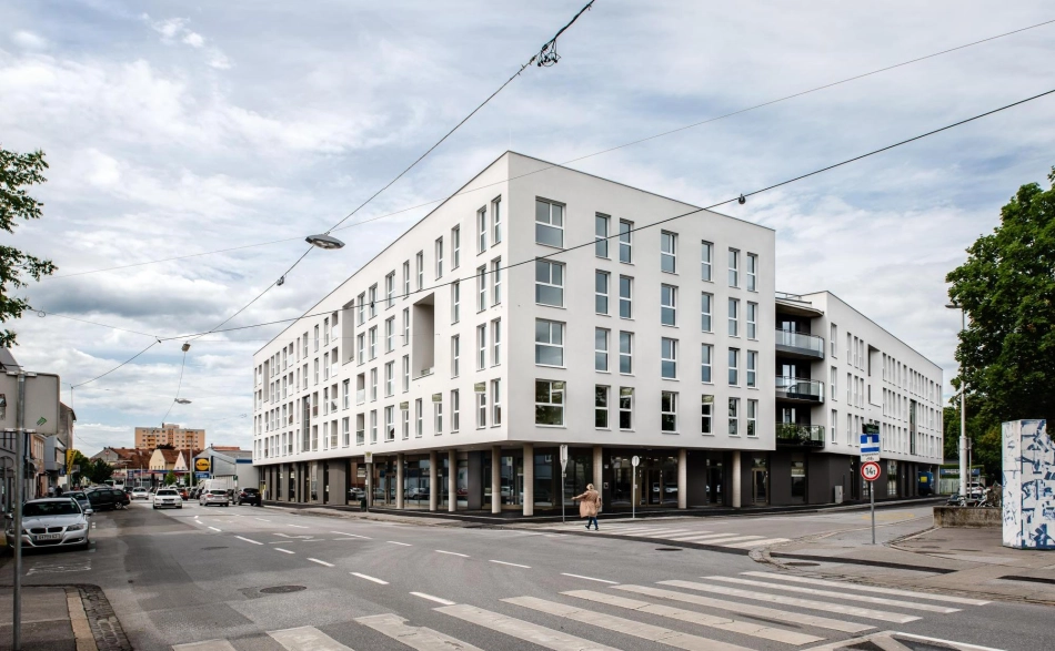 Außenansicht der Wohn- und Geschäftsanlage, Karlauerstraße.